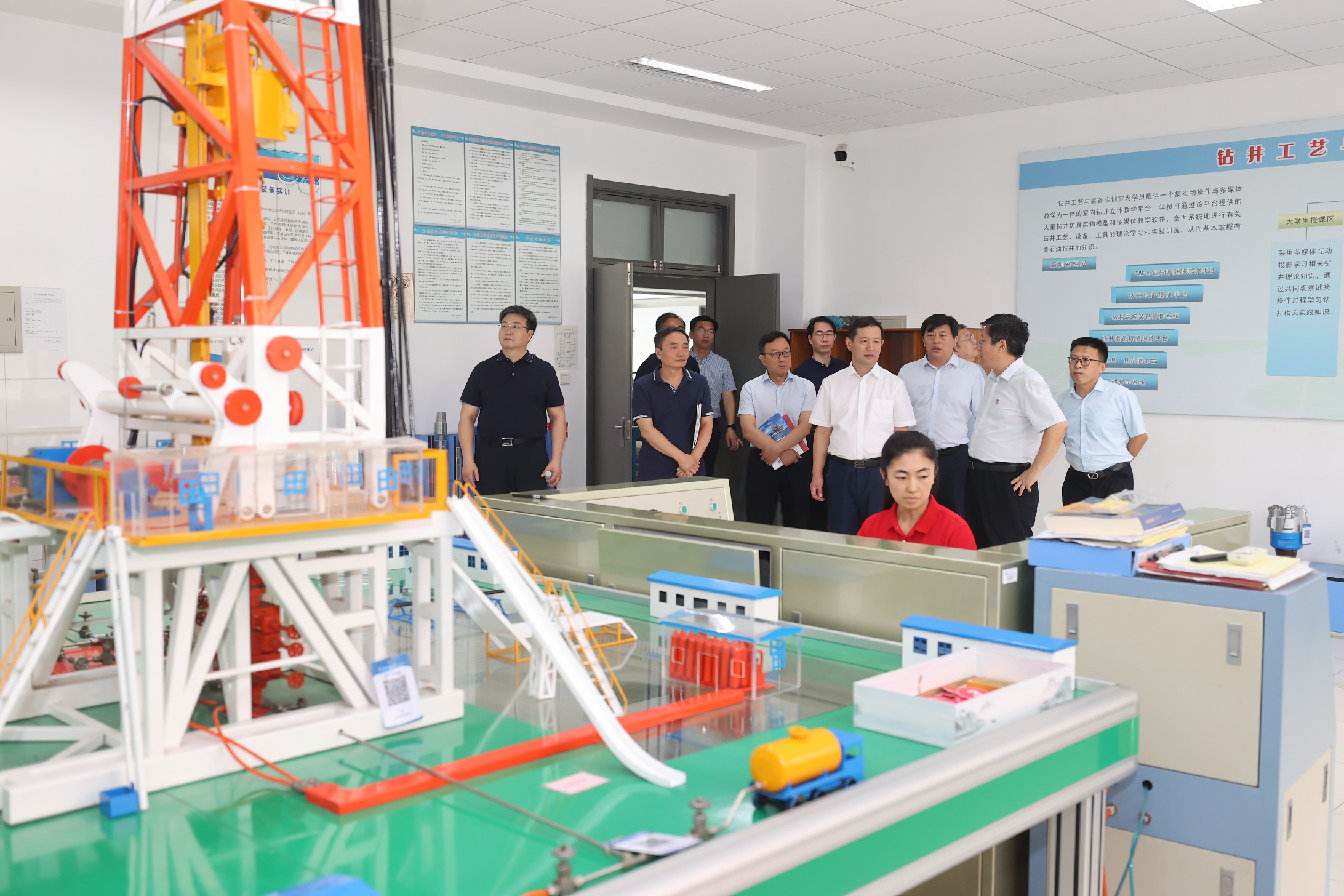 王同奇一行参观考察石油工业训练中心 王大勇摄影 (2).JPG