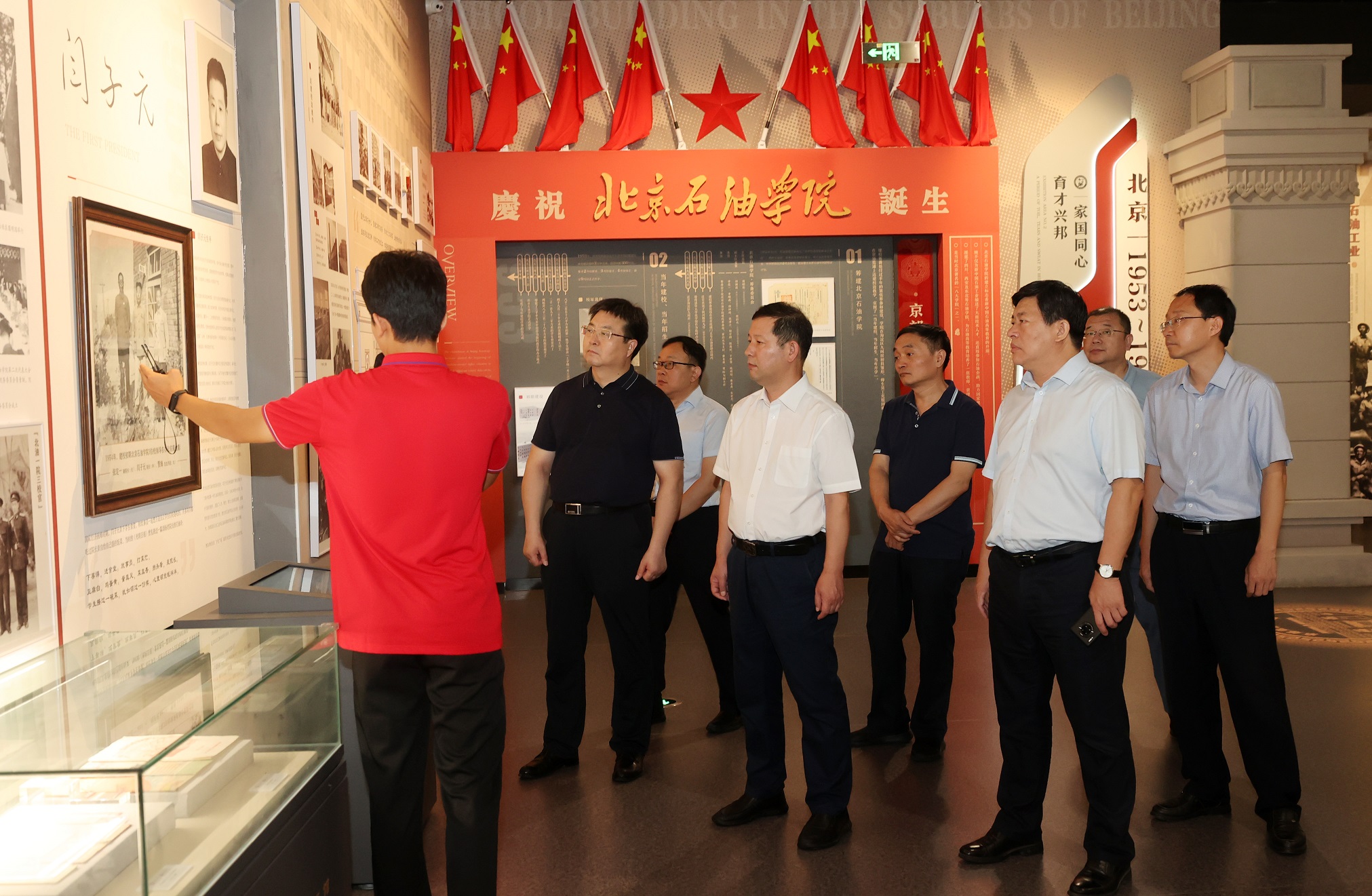 王同奇一行参观校史馆  王大勇摄影 (1).jpg